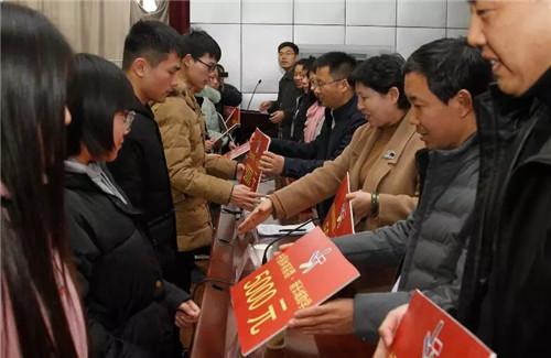 (向安阳师范学院受助学生代表发放助学金)
