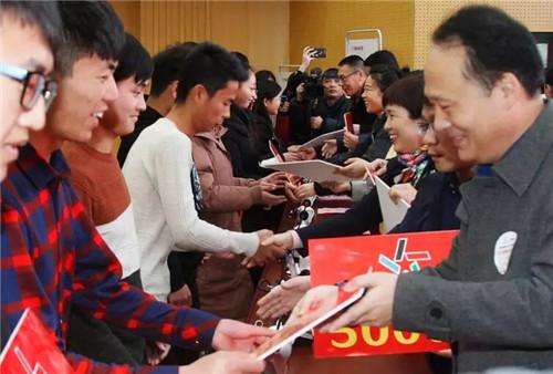 (向洛阳师范学院受助学生代表发放助学金)