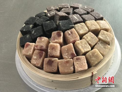 制作元宵时使用的馅料。中新网 吴涛 摄