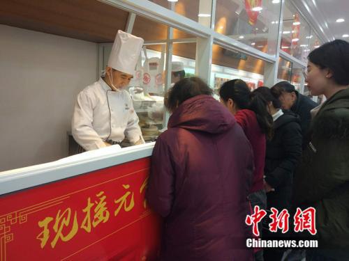 于伯军的现场展示吸引了不少北京市民围观。中新网 李金磊 摄
