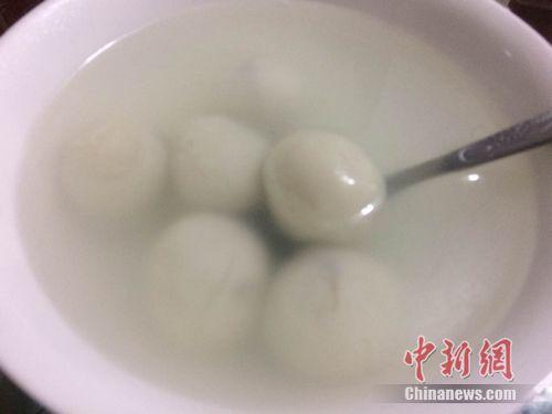 资料图:汤圆煮制后,表面比元宵光滑,汤水相对清澈。 中新网 邱宇 摄