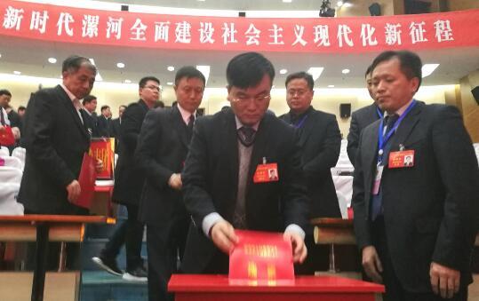 新当选的漯河市人民政府市长、市监察委员会主任,进行了宪法宣誓。