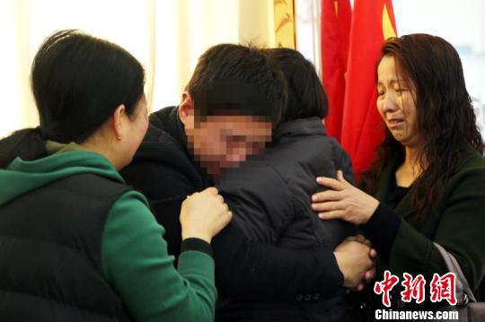 32年寻子终团圆，李乙春与家人相拥而泣。　赵京亚 摄