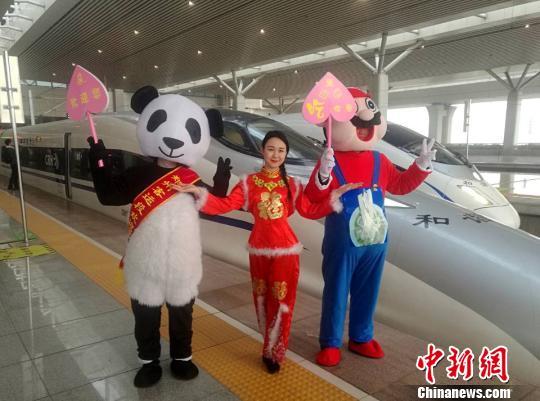 图为卡通熊猫、卡通烩面人物将出发伴随乘客旅程。 刘鹏 摄