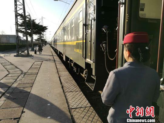 “慢火车”沿线简陋的站台。 张强 摄