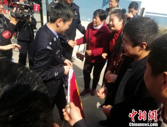 3月13日，李家夫妇、亲属到新密警队表达谢意。　刘鹏 摄