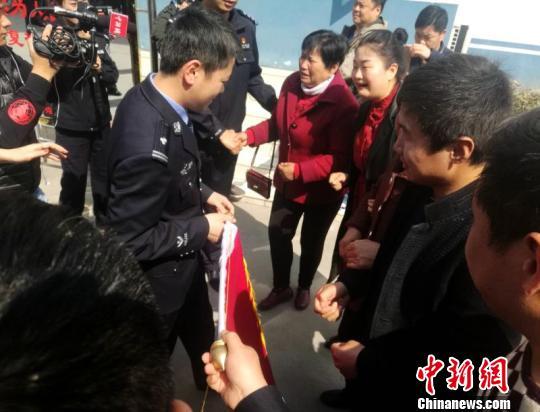 3月13日,李家夫妇、亲属到新密警队表达谢意。 刘鹏 摄