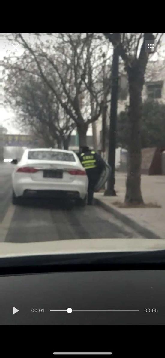 执法现场,执法人员上了一辆没有牌照的车