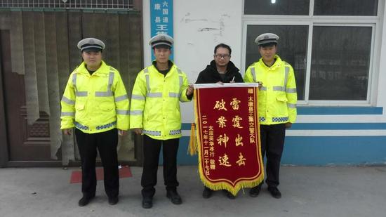 货车肇事逃逸 周口交警追赶6公里拦停肇事车