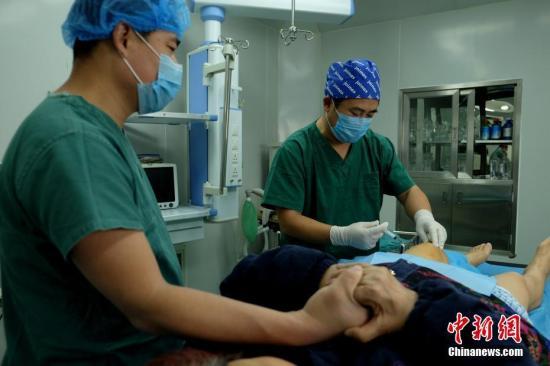 资料图：河南一医院医生为患者做手术。中新社记者 王中举 摄