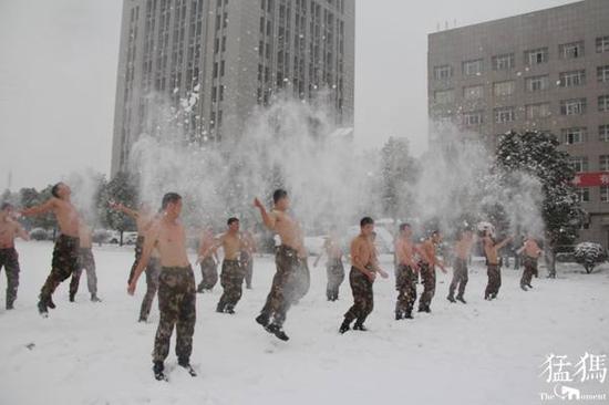 硬汉洛阳消防官兵雪中光膀训练