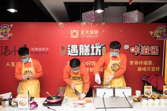 遇膳坊黄金猪排饭现场制作