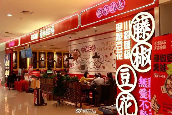 踏着饭点到店的小微着实见识了白总管的人气,