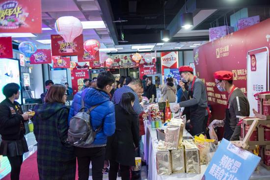 来往顾客正在体验洛阳正大食品有限公司出品的猪排产品
