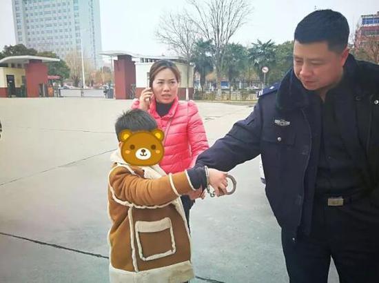 周口贪玩男孩捡手铐戴上摘不下 消防官兵帮忙