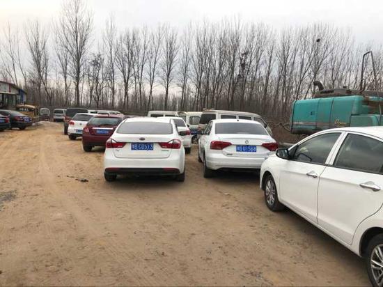 临时停车场被查扣的网约车