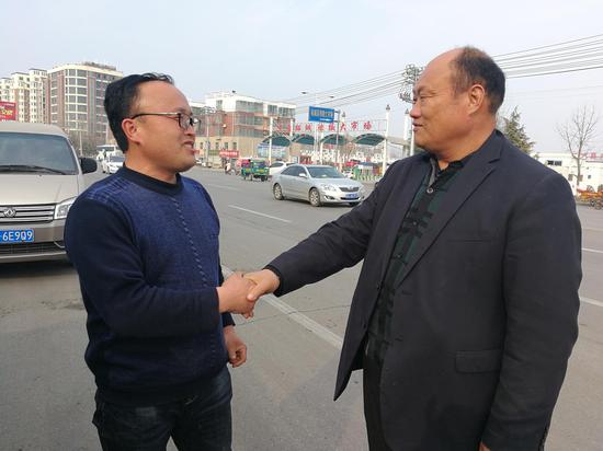 河北货车司机谢国胜（左）向河南私家车车主单学新（右）握手言谢