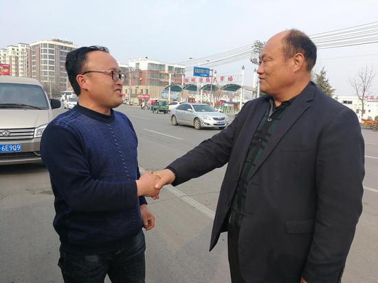 河北货车司机谢国胜(左)向河南私家车车主单学新(右)握手言谢