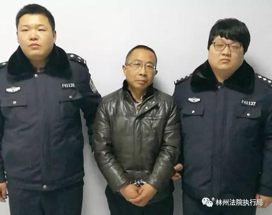 林州老赖逃往外地 当地3000名的哥和的姐全城围堵