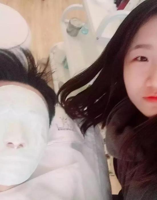 涂面膜不能睁眼的时候居然还被潮妹偷拍(捂脸)