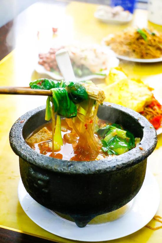 除了炒面,店里还有盖浇饭和瓦罐供大家选择,