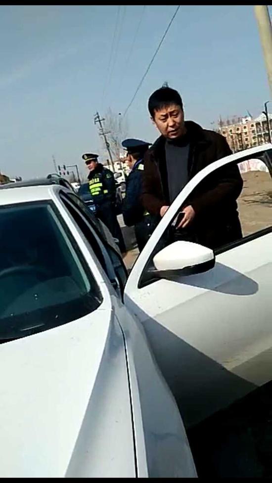 执法现场,参与执法的孙大队长身着便衣