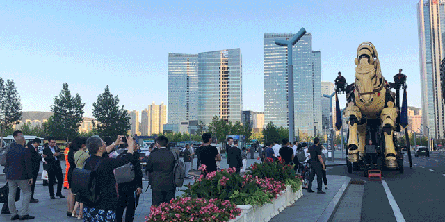 现场吸引无数中外嘉宾驻足观看
