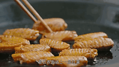 沈勇吃了一口一脸享受,