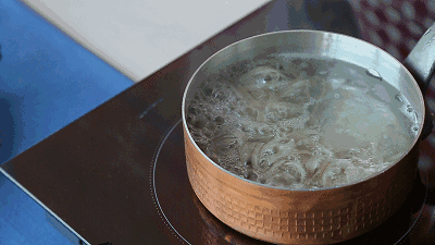 骨汤包倒入碗底,用沸水冲开