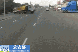 4、不要将自己置于两辆大货车之间。