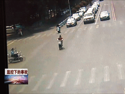(上图驾驶助力车男子的这种行为就是我们俗称的