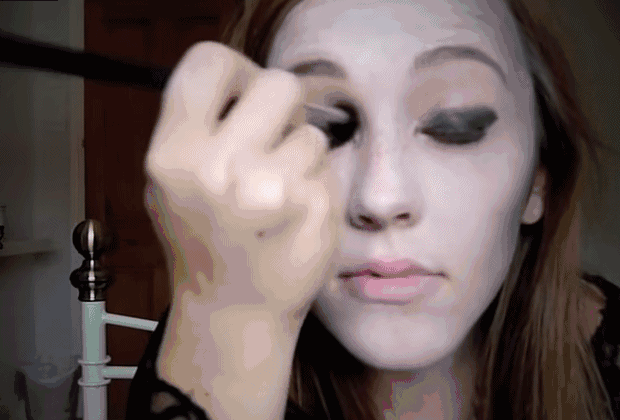 step 4:使用眼影刷晕开刚刚的眼线,然后涂抹上深灰色眼影。