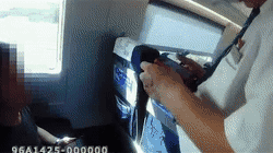 乘警隨即對他進行了現場盤問