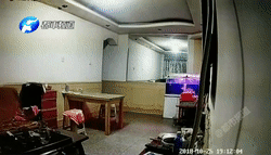 連踹兩腳后