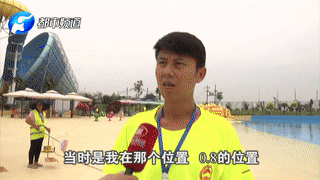 在把落水女孩儿抬到岸边的过程中