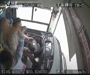 严惩!信阳男子公交上抽烟不听劝 脚踹车长险酿事故 严惩!信阳男子公交上抽烟不听劝 脚踹车长险酿事故