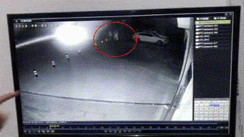 十分鐘后，在學(xué)校西側(cè)的監(jiān)控鏡頭里，那人仍然在糾纏小瑩。