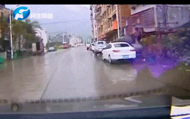 走非機(jī)動車道正常過紅綠燈路口