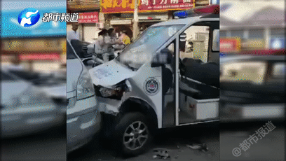 一名身穿蓝色制服的男子