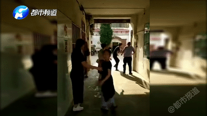 随后这名打人蓝制服男子