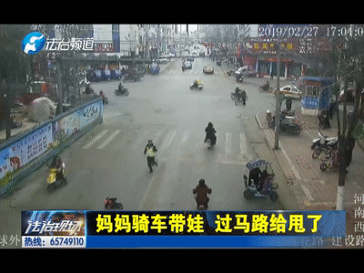 看到孩子满脸是血,妈妈也吓坏了,附近执勤民警也赶过来增援。