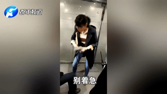 張媛一邊安撫這名旅客