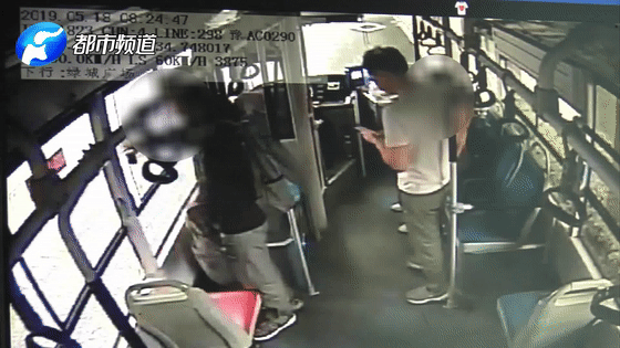 一旁的公交車長立馬沖上前