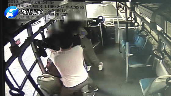 眼看男子還在不停掙扎