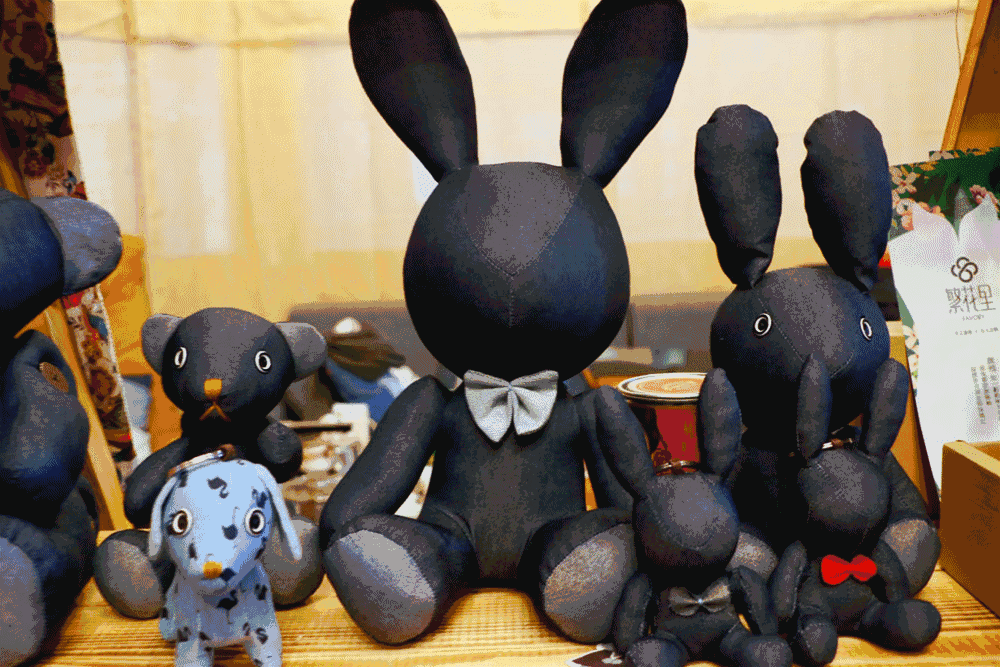 有女孩子最爱的hello kitty,机器猫,也有当下最流行的新年狗狗吉祥物.