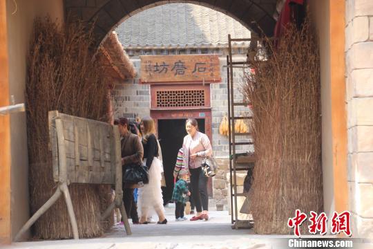 古朴别致的崔家庭院引得乡邻与游人参观。 董飞 摄