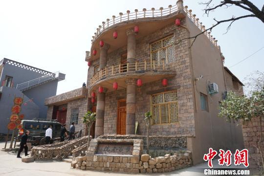 山底村崔家耗时一年修建的别样小楼。 董飞 摄