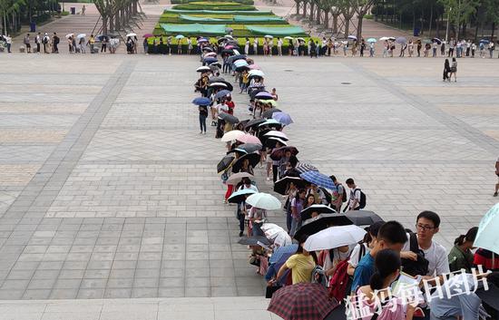 ���ϸ�Уѧ�ӱ���æ 5���Ŷӽ�ͼ���