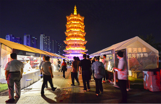 文创市集人流络绎不绝