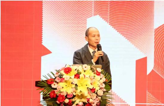 大会主席:郑州轻工业大学艺术设计学院院长曹阳